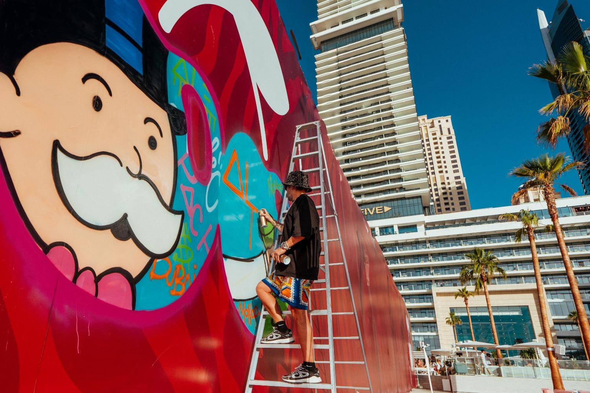 מלון דובאי Five Luxe מראה חיצוני תמונה Artist working on a mural at the MGM Grand