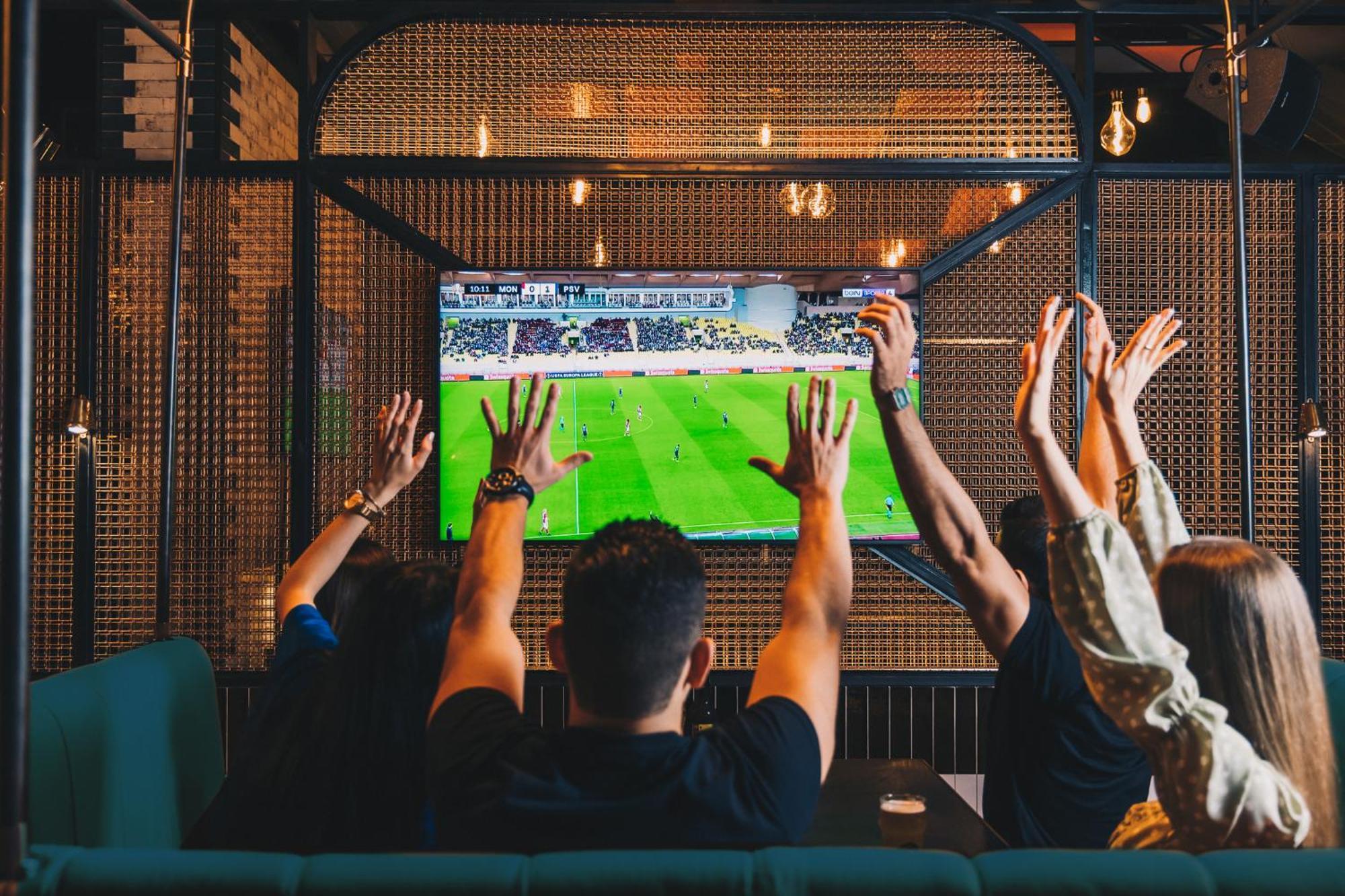 מלון דובאי Five Luxe מראה חיצוני תמונה Watching a game on television