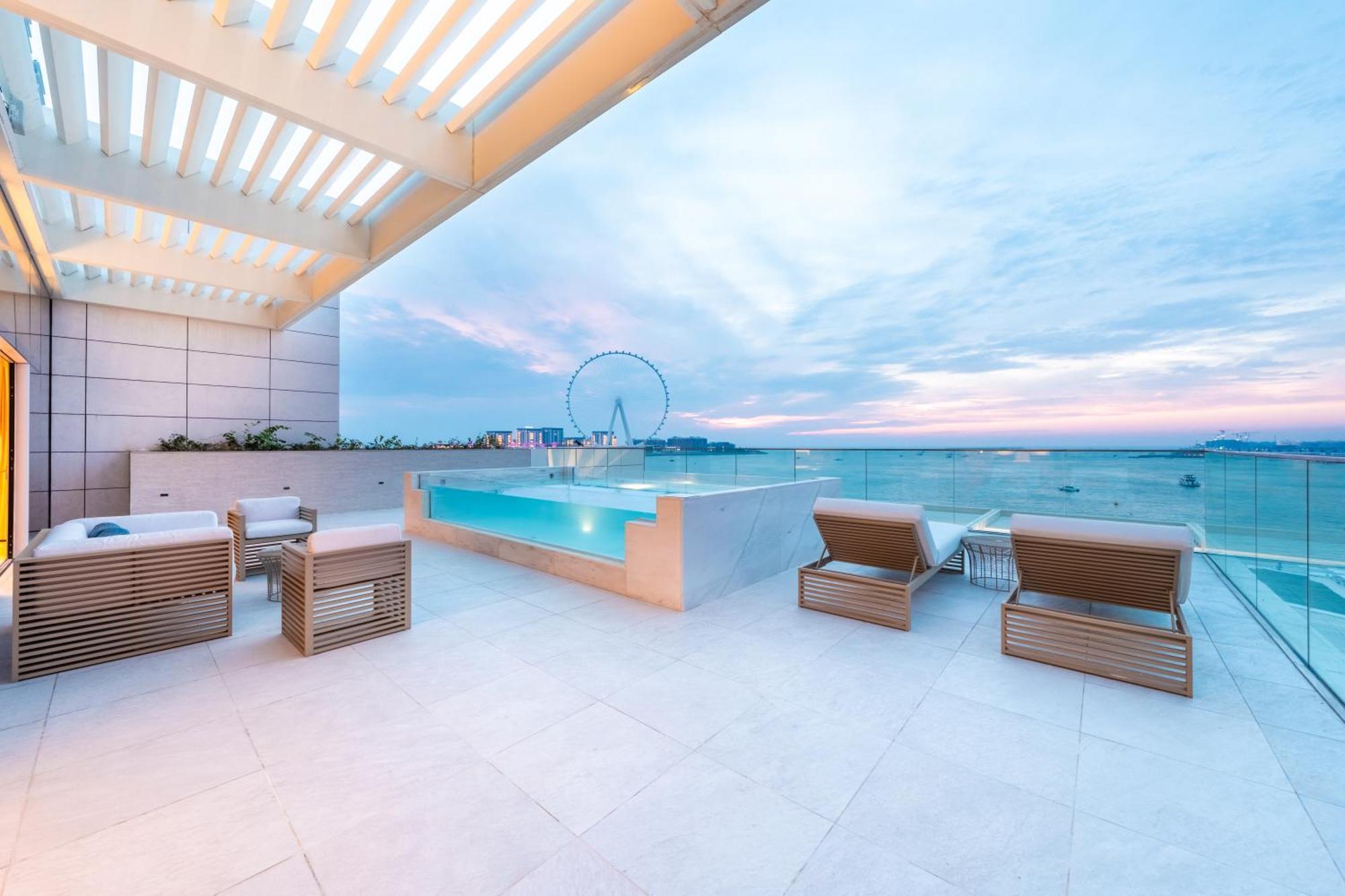 מלון דובאי Five Luxe מראה חיצוני תמונה The rooftop pool at the hotel