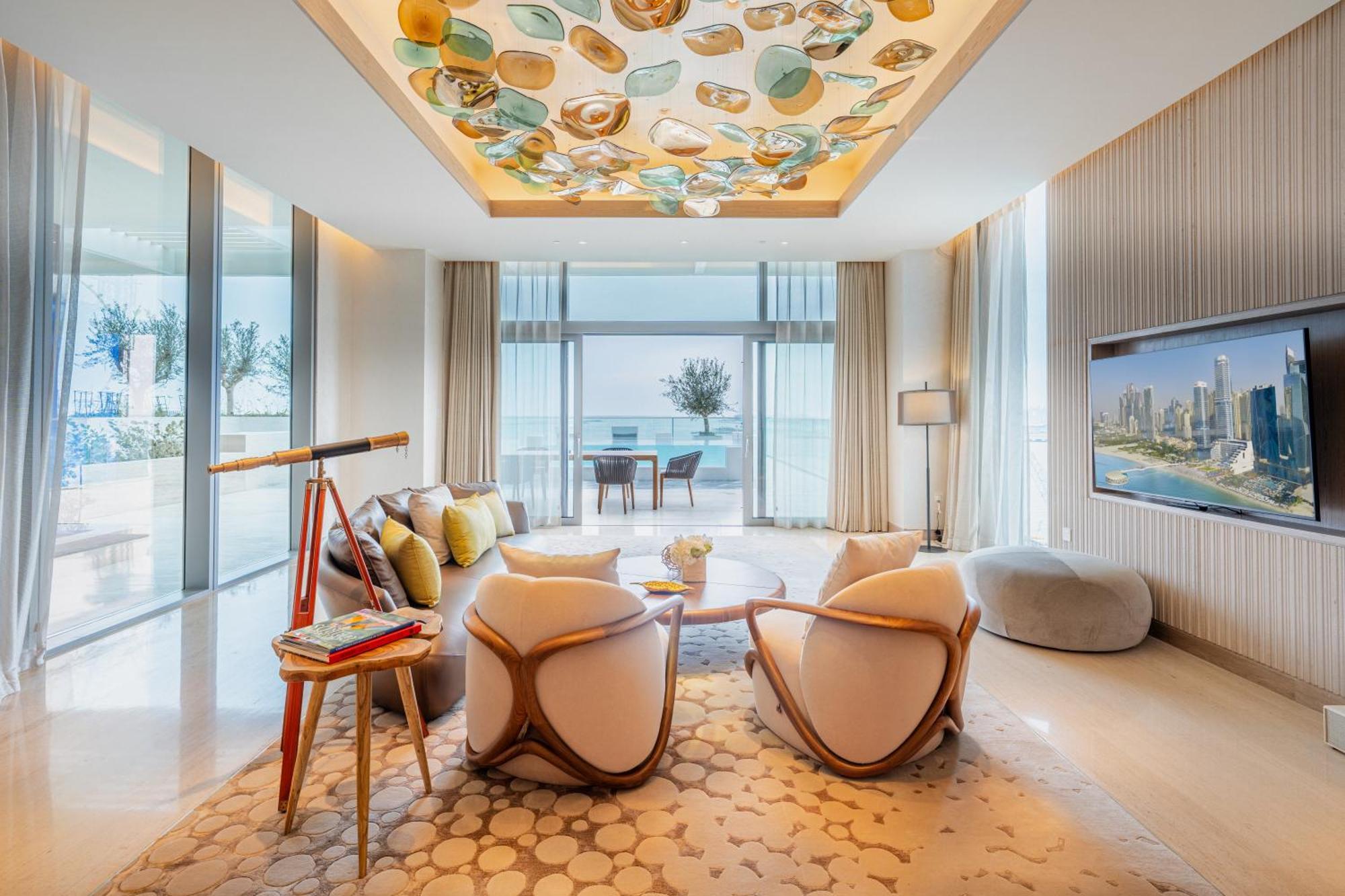 מלון דובאי Five Luxe מראה חיצוני תמונה The living room of a three-bedroom apartment