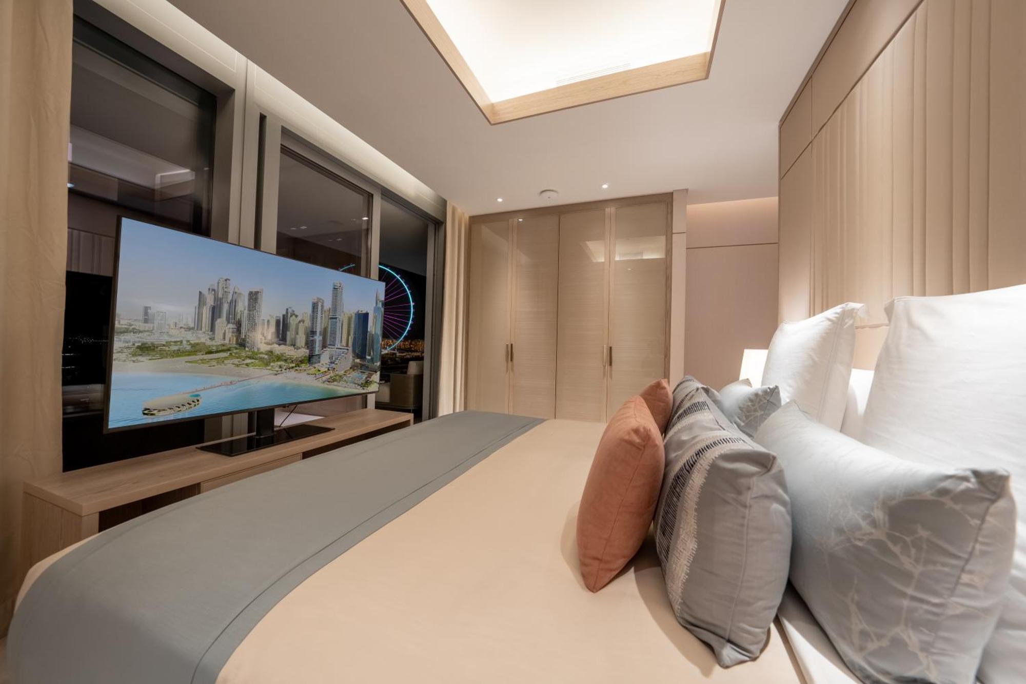 מלון דובאי Five Luxe מראה חיצוני תמונה A bedroom in the Ritz-Carlton, DIFC