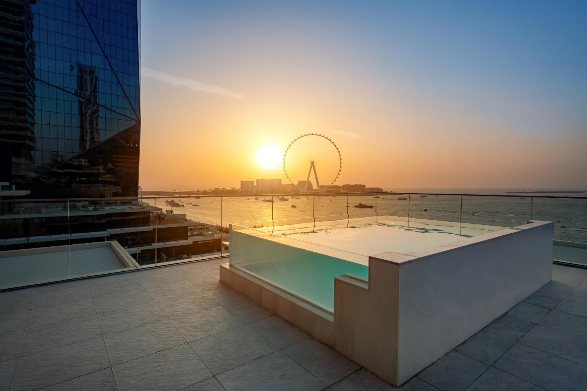 מלון דובאי Five Luxe מראה חיצוני תמונה View of the Dubai Eye from the Address Sky Pool