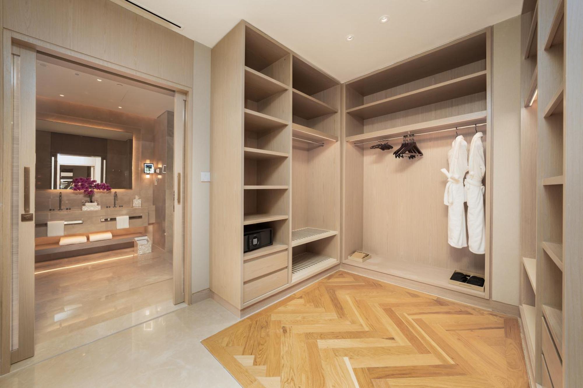 מלון דובאי Five Luxe מראה חיצוני תמונה A walk-in closet